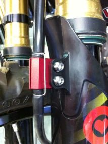 Guide durite de frein avant en aluminium anodisé