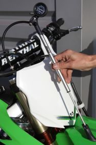 Pompe de gonflage fourche basse pression KXF 450 13/14 & CRF 450 13/15